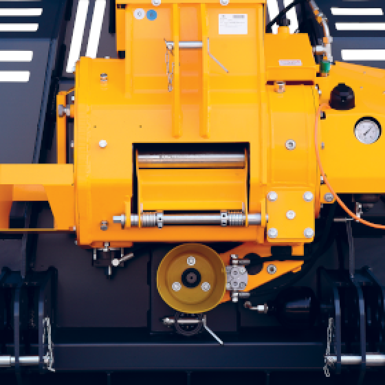 <span>Gniazdo WOM umieszczone jest w tylnej  części maszyny, zapewnia to odpowiednią stabilność traktora oraz zmniejsza ryzyko uszkodzenia wałka przekaźnikowego.</span>