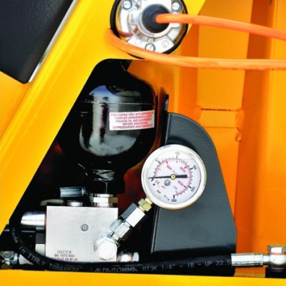 Os componentes hidráulicos estão alojados no chassis  e assim protegidos contra acidentes e intempéries